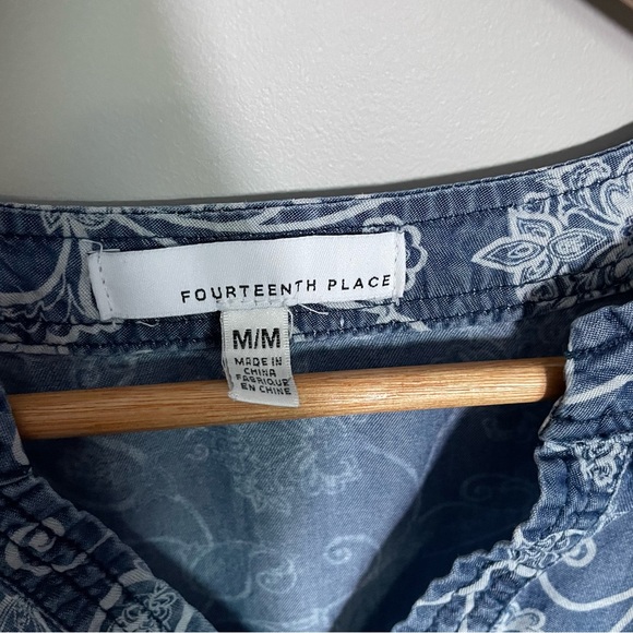 Fourteenth Place Paisley‎ Chambray Blouse with V-Neck - Size Medium - Picture 7 of 7